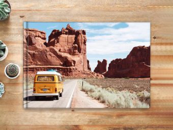 vakantiefotoboeken-plat-op-tafel-hout-844x720